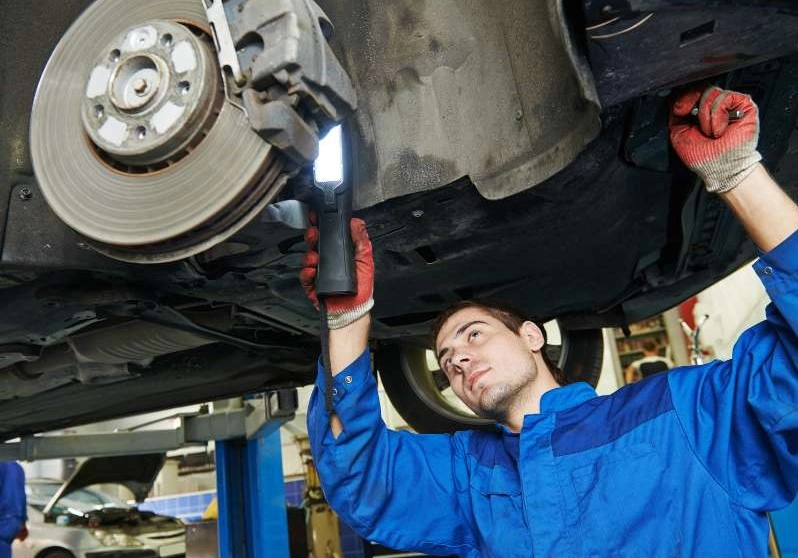 Kỹ thuật viên kiểm tra hệ thống phanh của xe hơi